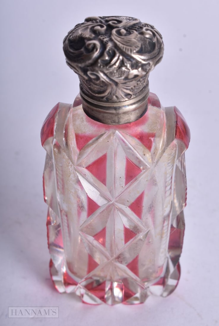 A VICTORIAN SILVER AND RUBY FLASH GLASS SCENT BOTTLE. 78.5 grams. 8.25 cm x 3.5 cm. (1 of 3)