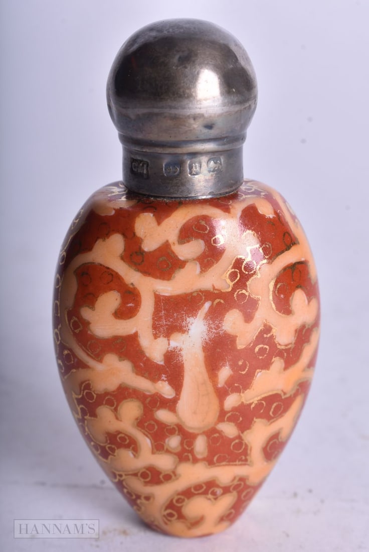 A VICTORIAN SILVER AND PORCELAIN SCENT BOTTLE. 24.5 grams. Birmingham 1899. 6.5 cm x 3.25 cm. (1 of 3)