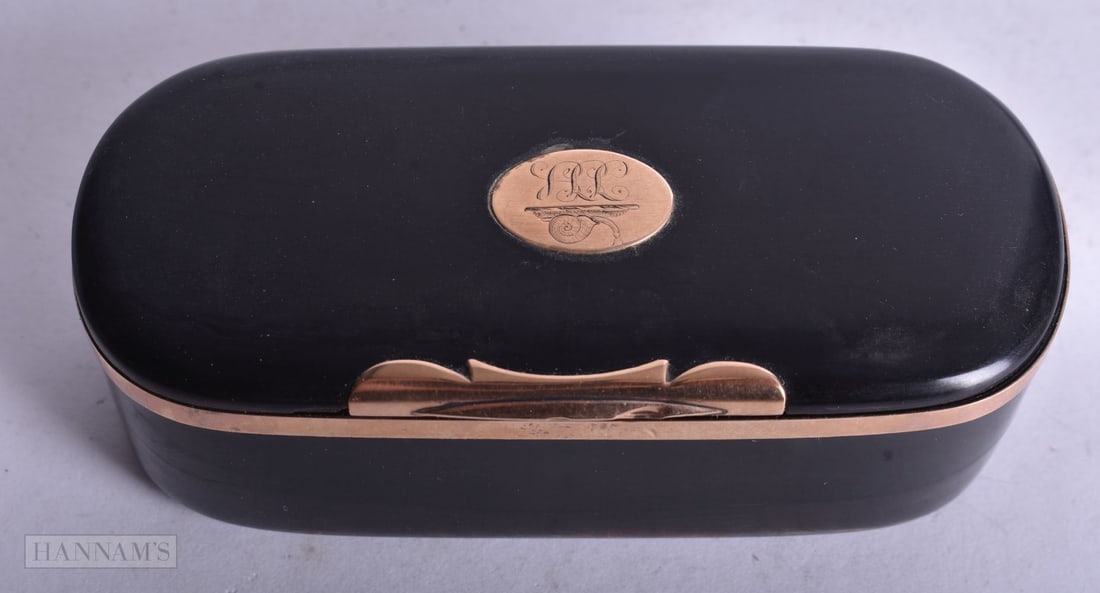 AN EARLY VICTORIAN TORTOISESHELL SNUFF BOX. 9.5 cm x 4.5 cm. (1 of 3)