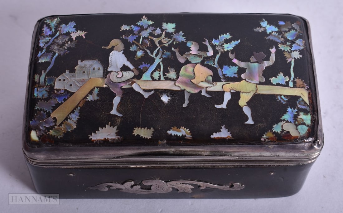 AN 18TH CENTURY SILVER AND MOTHER OF PEARL INLAID TORTOISESHELL SNUFF BOX. 8.5 cm x 4.5 cm.: AN 18TH CENTURY SILVER AND MOTHER OF PEARL INLAID TORTOISESHELL SNUFF BOX. 8.5 cm x 4.5 cm.