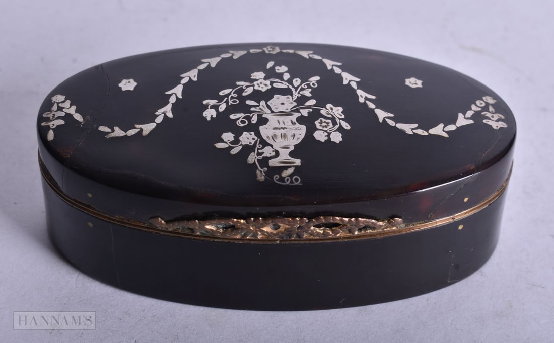 A REGENCY TORTOISESHELL SNUFF BOX. 7.25 cm x 4.25 cm. (1 of 3)