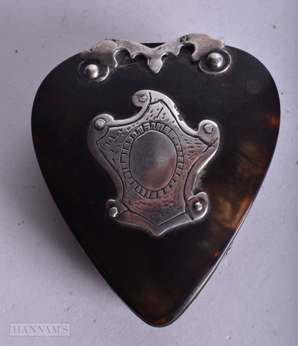 A REGENCY SILVER AND TORTOISESHELL HEART SHAPED SNUFF BOX. 5.25 cm. 6 cm. (1 of 3)