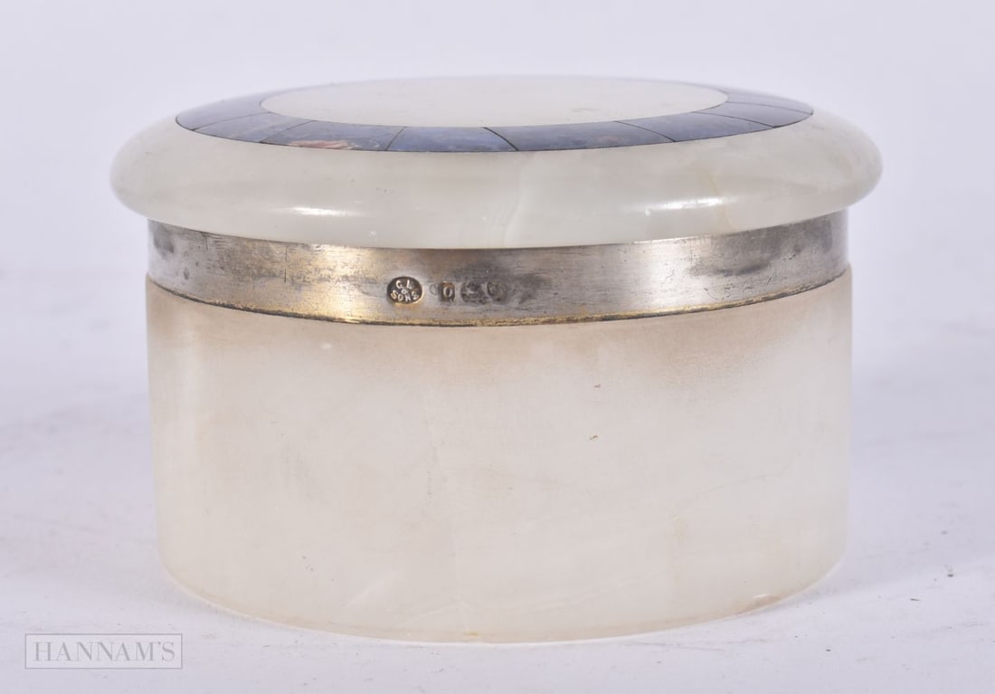 AN ART DECO SILVER MOUNTED ONYX AND LAPIS LAZULI BOX AND COVER. 8.25 cm wide.: AN ART DECO SILVER MOUNTED ONYX AND LAPIS LAZULI BOX AND COVER. 8.25 cm wide.