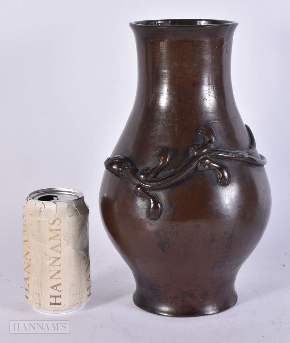 A 17TH/18TH CENTURY CHINESE BRONZE CHILONG DRAGON VASE Ming/Qing. 28 cm x 14 cm.: A 17TH/18TH CENTURY CHINESE BRONZE CHILONG DRAGON VASE Ming/Qing. 28 cm x 14 cm.