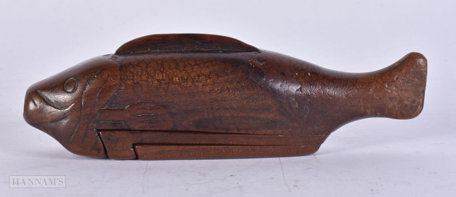 AN 18TH/19TH CENTURY TREEN CARVED WOOD FISH SNUFF BOX. 15 cm wide. (1 of 4)