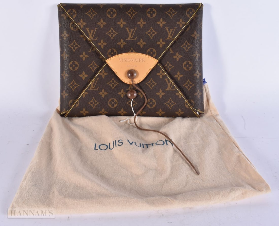 Louis Vuitton VISIONAIRE: THE ULTIMATE ART AND FASHION PUBLICATION. LOUIS VUITTON. 30 cm x 24 cm.: Louis Vuitton VISIONAIRE: THE ULTIMATE ART AND FASHION PUBLICATION. LOUIS VUITTON. 30 cm x 24 cm.