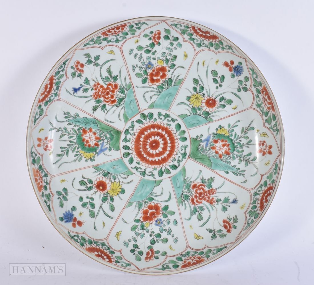 A LARGE 17TH CENTURY CHINESE FAMILLE VERTE PORCELAIN DISH Kangxi, painted with flowers. 38 cm diamet: A LARGE 17TH CENTURY CHINESE FAMILLE VERTE PORCELAIN DISH Kangxi, painted with flowers. 38 cm diameter.