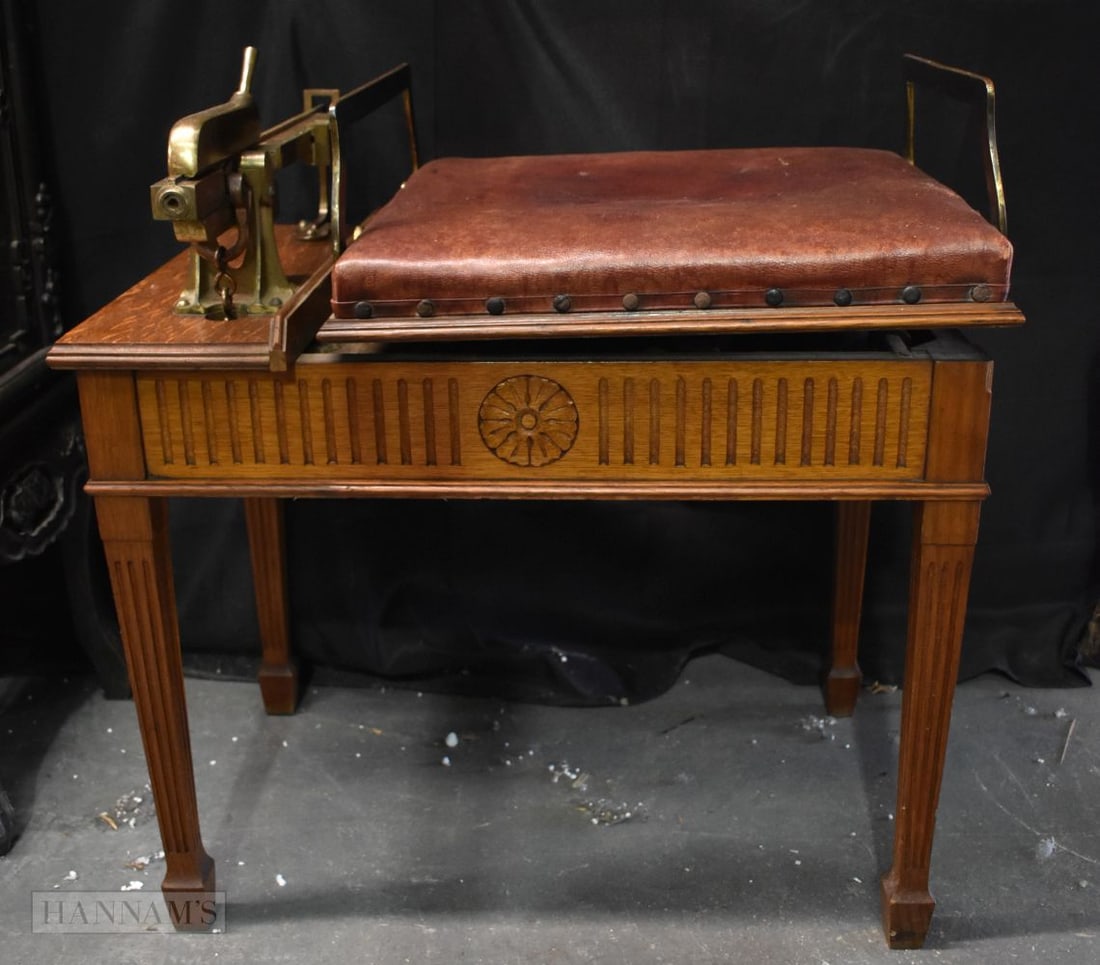 A LOVELY SET OF VICTORIAN/EDWARDIAN AVERY & SONS OAK JOCKEY SCALES. 65 cm x 42 cm x 69 cm.: A LOVELY SET OF VICTORIAN/EDWARDIAN AVERY & SONS OAK JOCKEY SCALES. 65 cm x 42 cm x 69 cm.