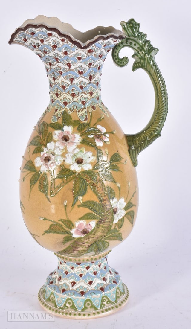 AN EARLY 20TH CENTURY JAPANESE MEIJI PERIOD SATSUMA ENAMELLED EWER. 29 cm high. (1 of 4)