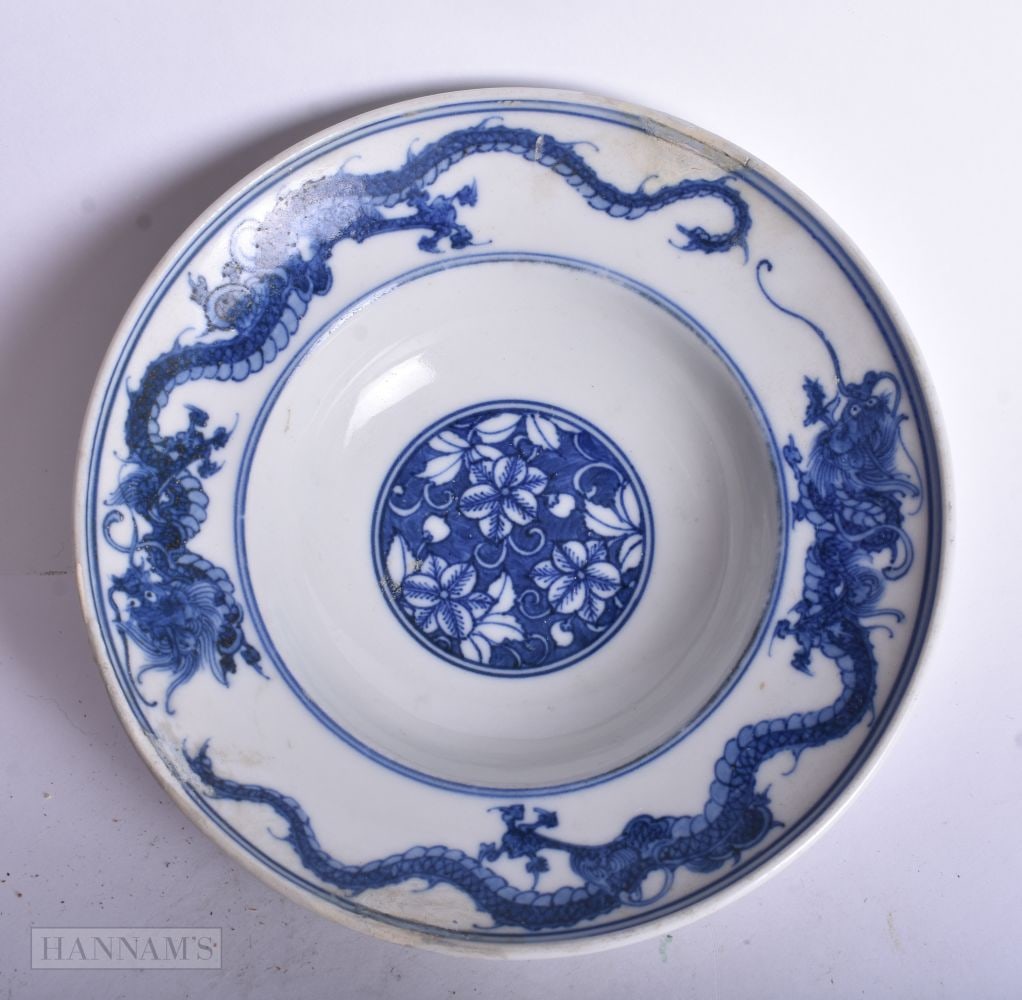 A CHINESE BLUE AND WHITE DRAGON BOWL. 15 cm diameter.: A CHINESE BLUE AND WHITE DRAGON BOWL. 15 cm diameter.