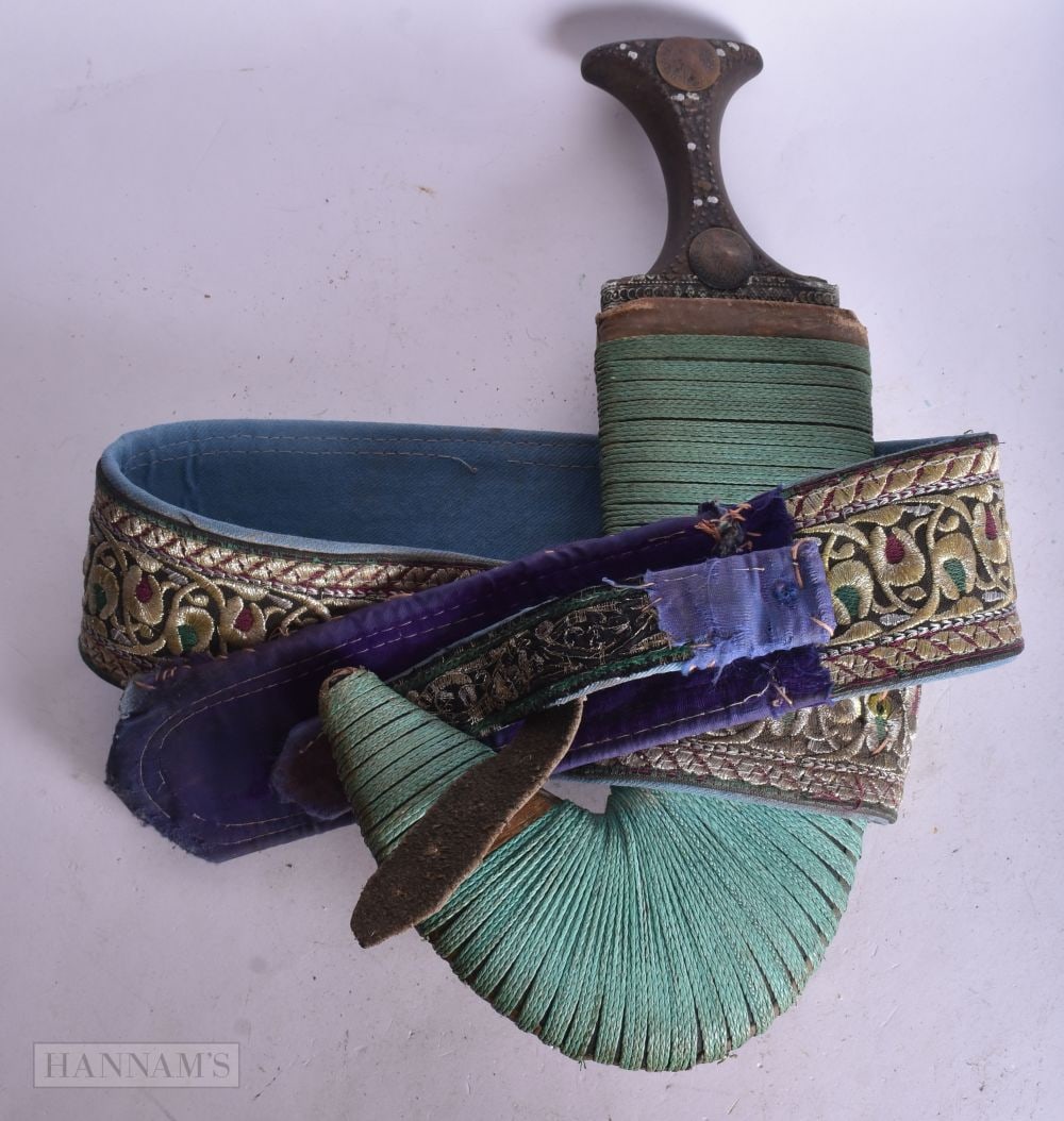 A EARLY TO MID 20TH CENTURY YEMENI JAMBIYA DAGGER WITH ACCOMPANIED BELT. WE ARE UNABLE TO OFFER IN-: A EARLY TO MID 20TH CENTURY YEMENI JAMBIYA DAGGER WITH ACCOMPANIED BELT. WE ARE UNABLE TO OFFER IN-HOUSE SHIPPING ON THIS LOT