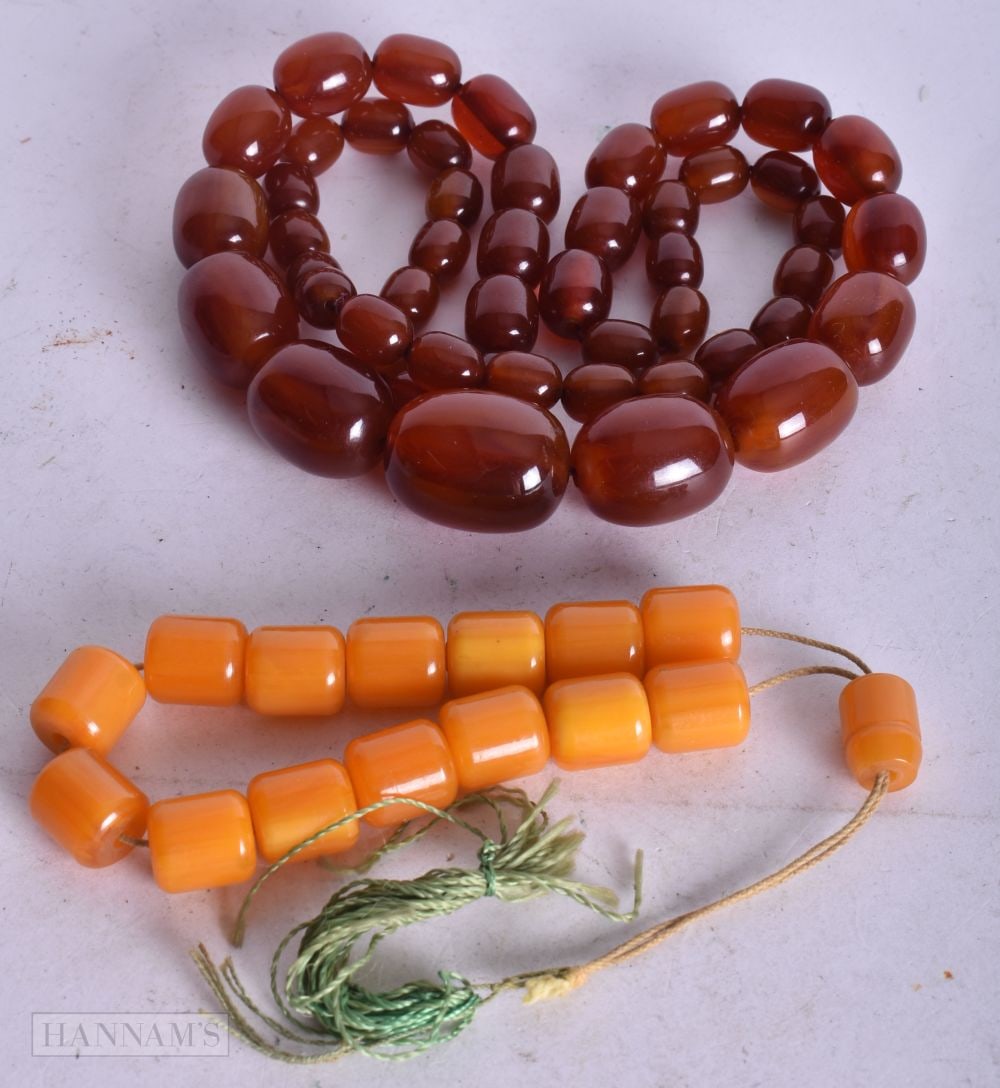 A BEAD NECKLACE TOGETHER WITH AN AMBER COLOURED NECKLACE. 60 CM. (2) (1 of 2)