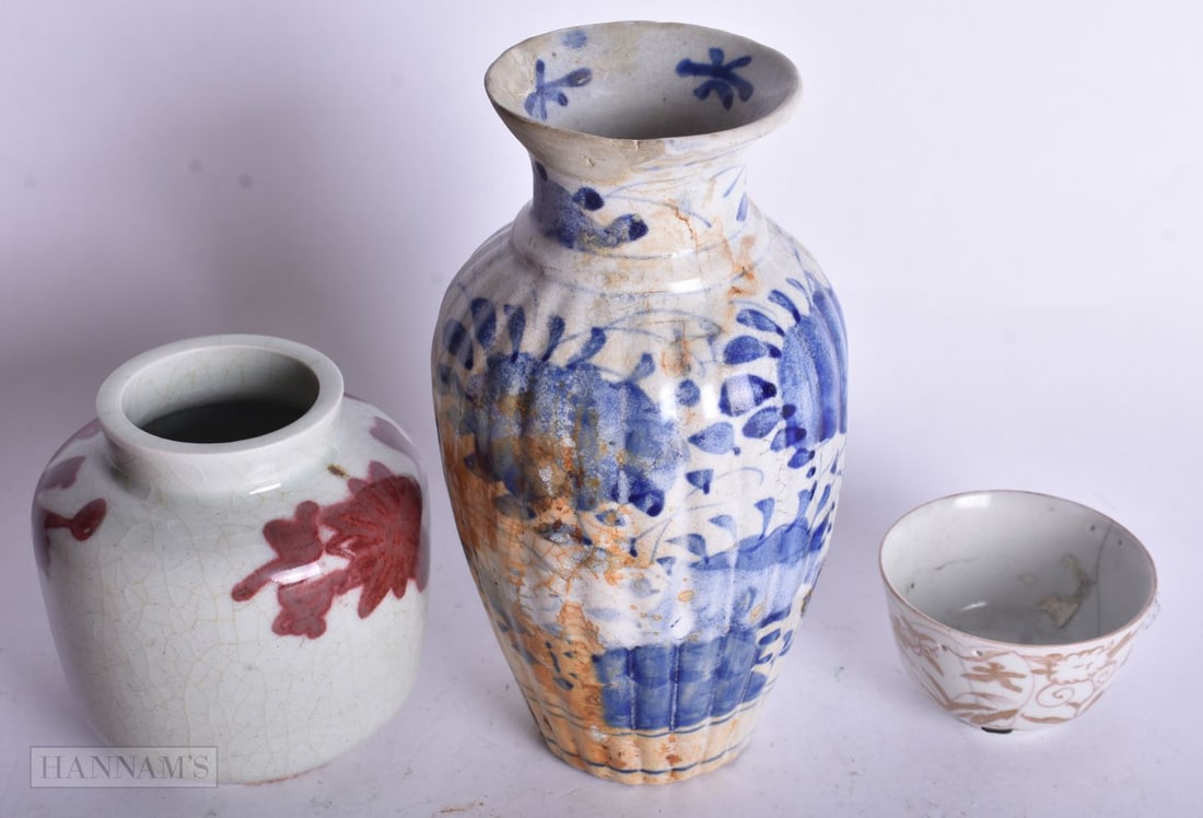 A KOREAN RED AND WHITE GLAZED JAR TOGETHER WITH A VASE AND SAKE BOWL. 15.5 cm high. (3): A KOREAN RED AND WHITE GLAZED JAR TOGETHER WITH A VASE AND SAKE BOWL. 15.5 cm high. (3)