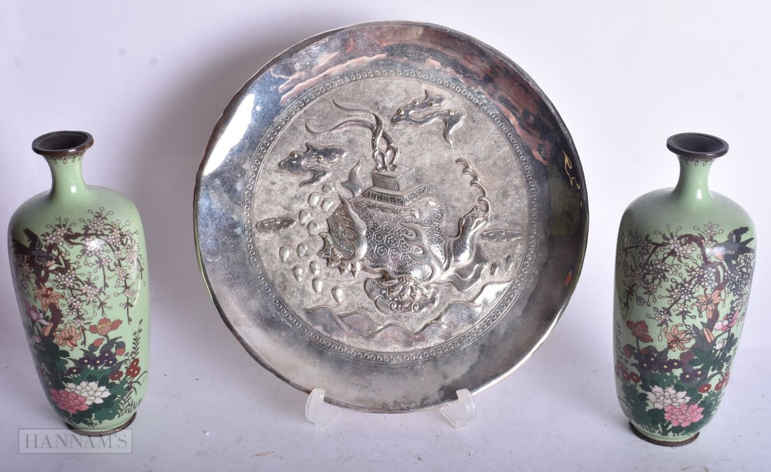 A PAIR OF JAPANESE MEIJI PERIOD CLOISONNE VASES TOGETHER WITH A WHITE METAL DISH. 20 cm diameter. (3: A PAIR OF JAPANESE MEIJI PERIOD CLOISONNE VASES TOGETHER WITH A WHITE METAL DISH. 20 cm diameter. (3)