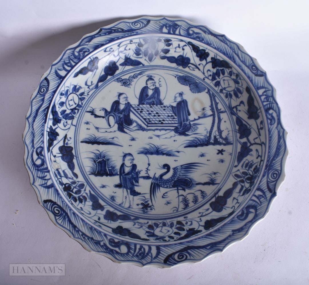 A CHINESE BLUE AND WHITE CHARGER DEPICTING THREE SCHOLARS GATHERED AROUND A OUIJA BOARD. 38 cm diame: A CHINESE BLUE AND WHITE CHARGER DEPICTING THREE SCHOLARS GATHERED AROUND A OUIJA BOARD. 38 cm diameter