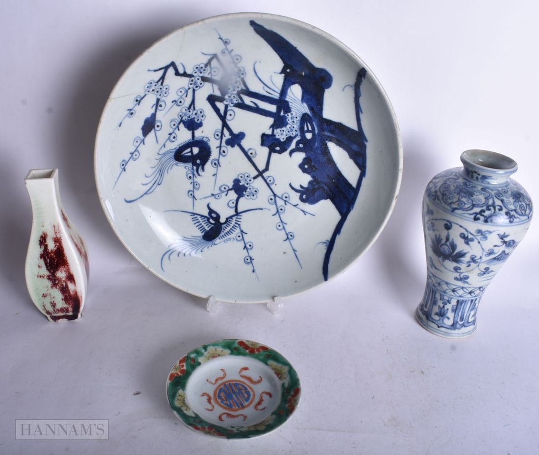 A CHINESE BLUE AND WHITE PORCELAIN CHARGER TOGETHER WITH ORIENTAL PORCELAIN etc. 28 cm diameter. (4) (1 of 2)