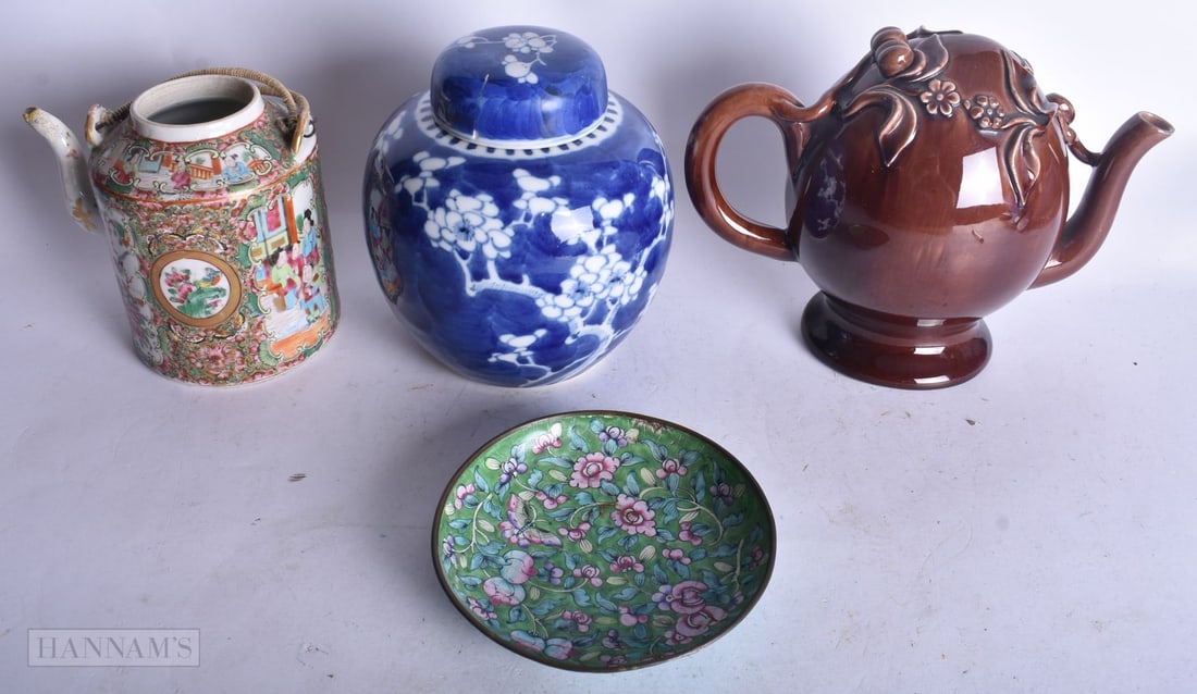 A COLLECTION OF CHINESE WARES INCLUDING GINGER JAR etc Largest 15 x 20 cm (qty0: A COLLECTION OF CHINESE WARES INCLUDING GINGER JAR etc Largest 15 x 20 cm (qty0