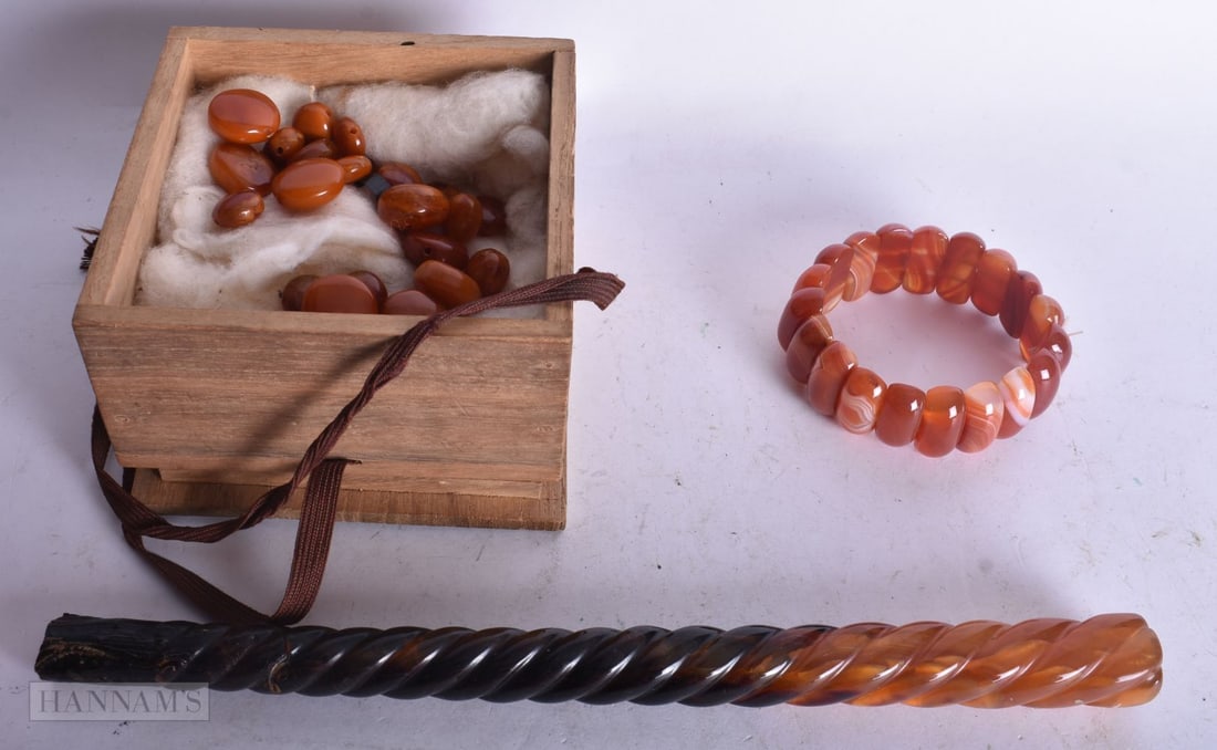 A COLLECTION OF AMBER AND AGATE JEWELLERY. 25.5 cm. (qty): A COLLECTION OF AMBER AND AGATE JEWELLERY. 25.5 cm. (qty)