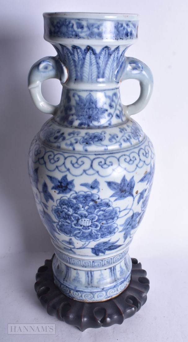 A CHINESE TWIN HANDLED BLUE AND WHITE PORCELAIN VASE ON A WOOD STAND. 35 x 15 cm. (1 of 4)