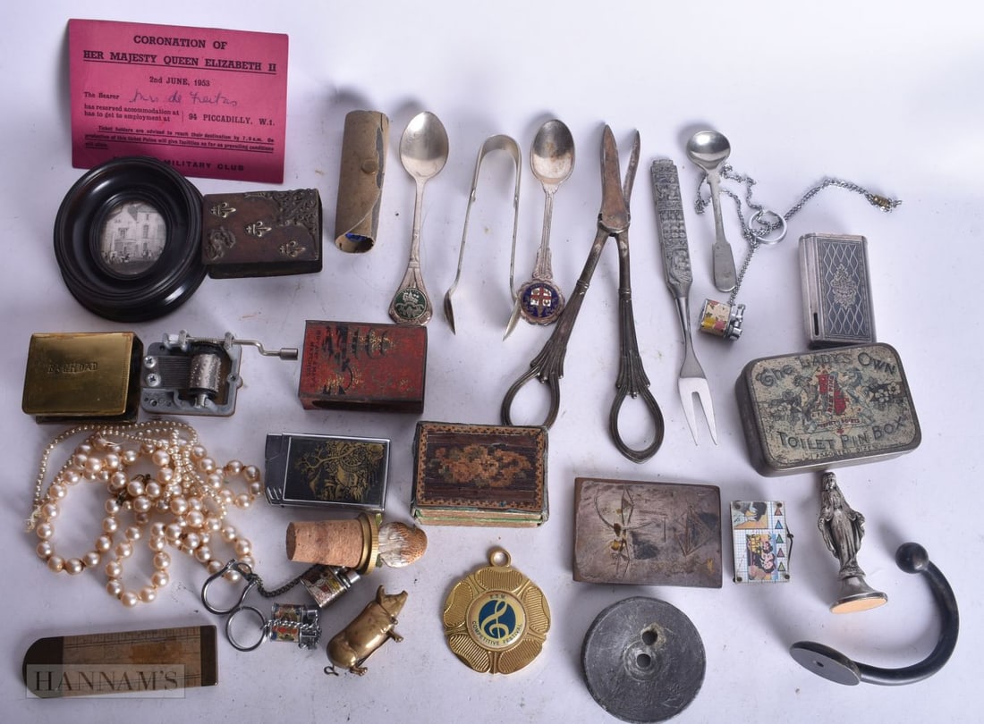 A COLLECTION OF COLLECTABLE ITEMS (qty) (1 of 3)