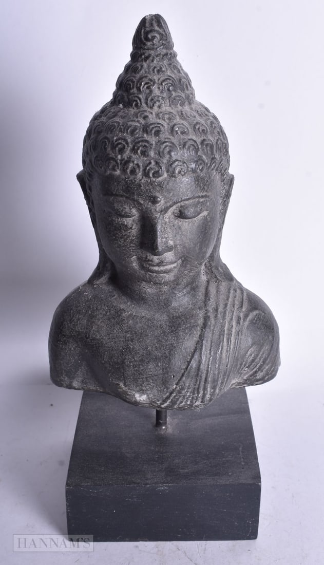 A STONE BUDDHA STATUE ON STAND 26 CM: A STONE BUDDHA STATUE ON STAND 26 CM