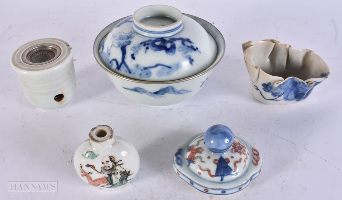 A COLLECTION OF CHINESE PORCELAIN including a snuff bottle, bowl and cover etc. 6 x 11.5 cm. (6) (1 of 3)