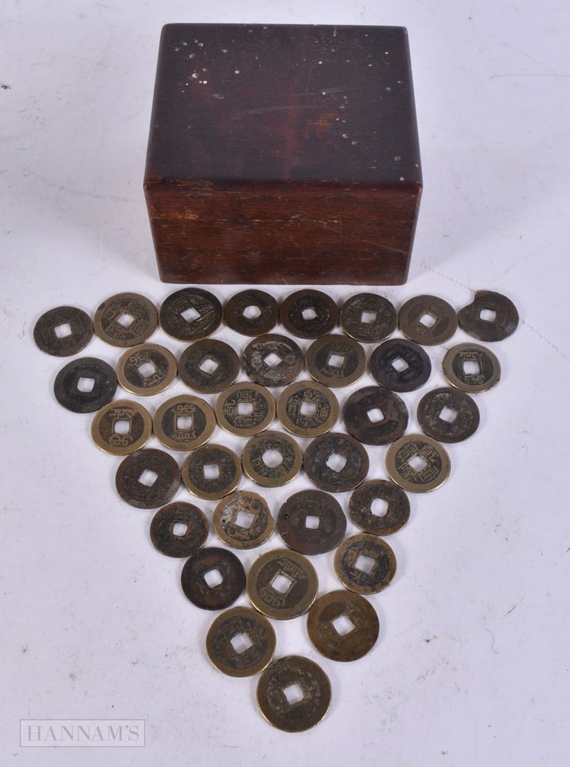 A COLLECTION OF CHINESE CASH COINS IN A WOODEN BOX. (qty): A COLLECTION OF CHINESE CASH COINS IN A WOODEN BOX. (qty)