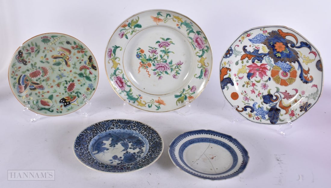 A MIXED COLLECTION OF CHINESE AND JAPANESE PLATES including a famille rose celadon ground butterfly (1 of 2)