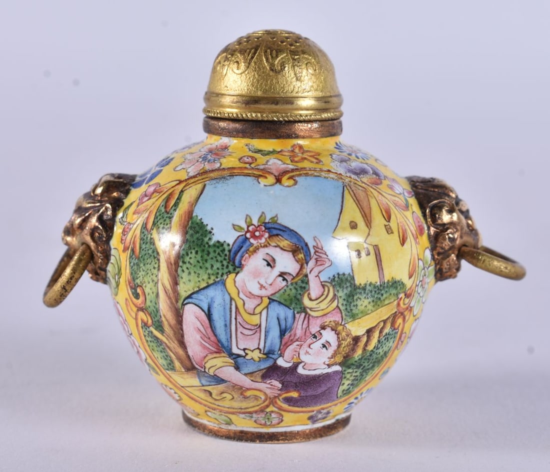 A CHINESE CANTON ENAMEL EUROPEAN SUBJECT SNUFF BOTTLE AND STOPPER. 5 cm x 4 cm.: A CHINESE CANTON ENAMEL EUROPEAN SUBJECT SNUFF BOTTLE AND STOPPER. 5 cm x 4 cm.