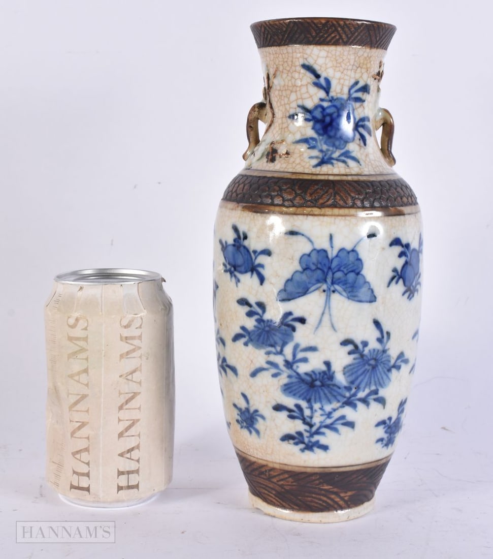 A 19TH CENTURY CHINESE BLUE AND WHITE CRACKLE GLAZED VASE Late Qing. 24.5 cm high.: A 19TH CENTURY CHINESE BLUE AND WHITE CRACKLE GLAZED VASE Late Qing. 24.5 cm high.