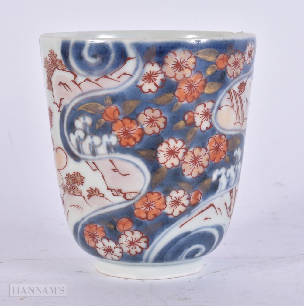 AN EARLY 18TH CENTURY JAPANESE EDO PERIOD IMARI PORCELAIN BEAKER. 8.5 cm high. (1 of 5)