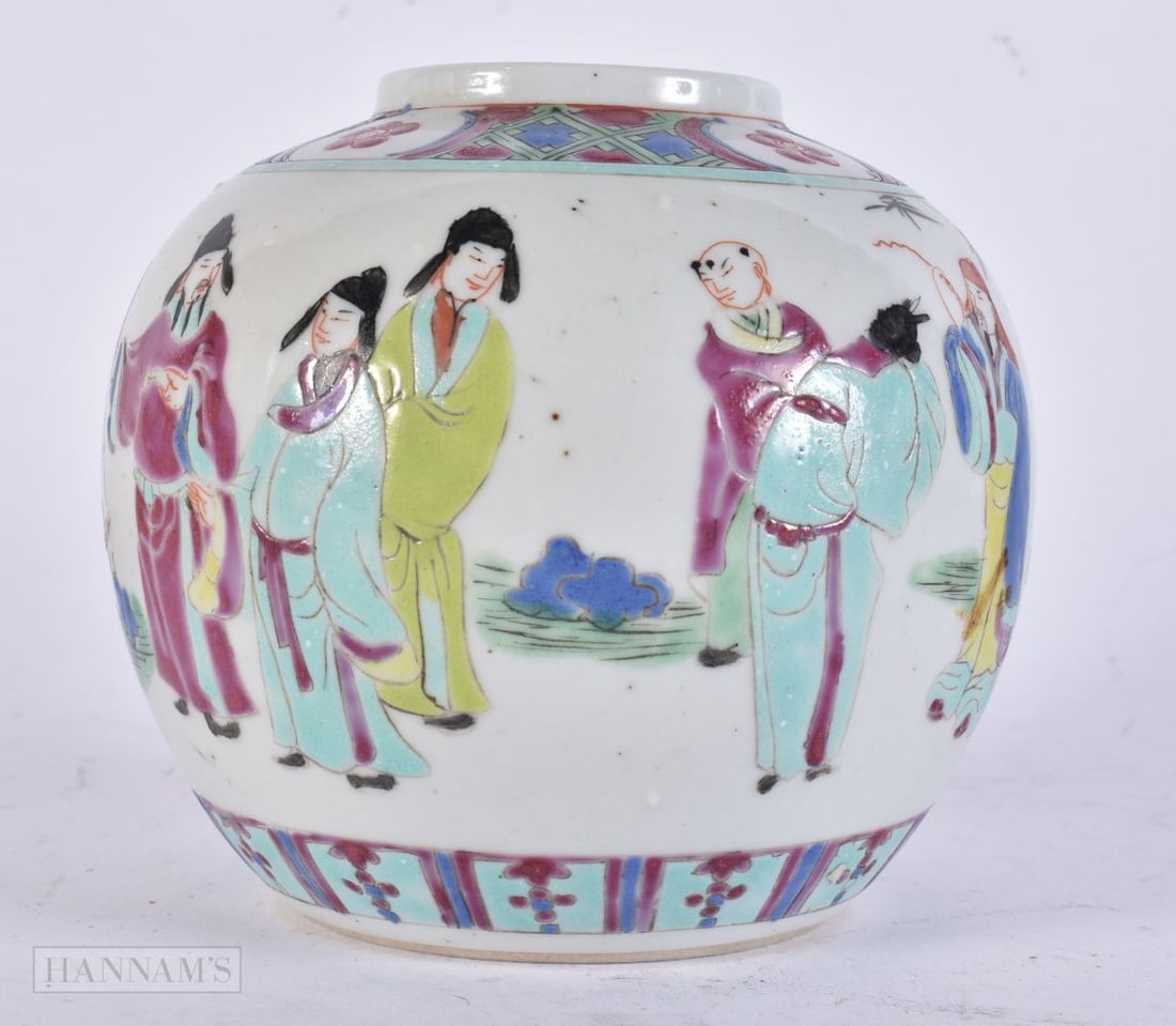 AN EARLY 20TH CENTURY CHINESE FAMILLE ROSE PORCELAIN GINGER JAR Late Qing. 13 cm x 12 cm.: AN EARLY 20TH CENTURY CHINESE FAMILLE ROSE PORCELAIN GINGER JAR Late Qing. 13 cm x 12 cm.