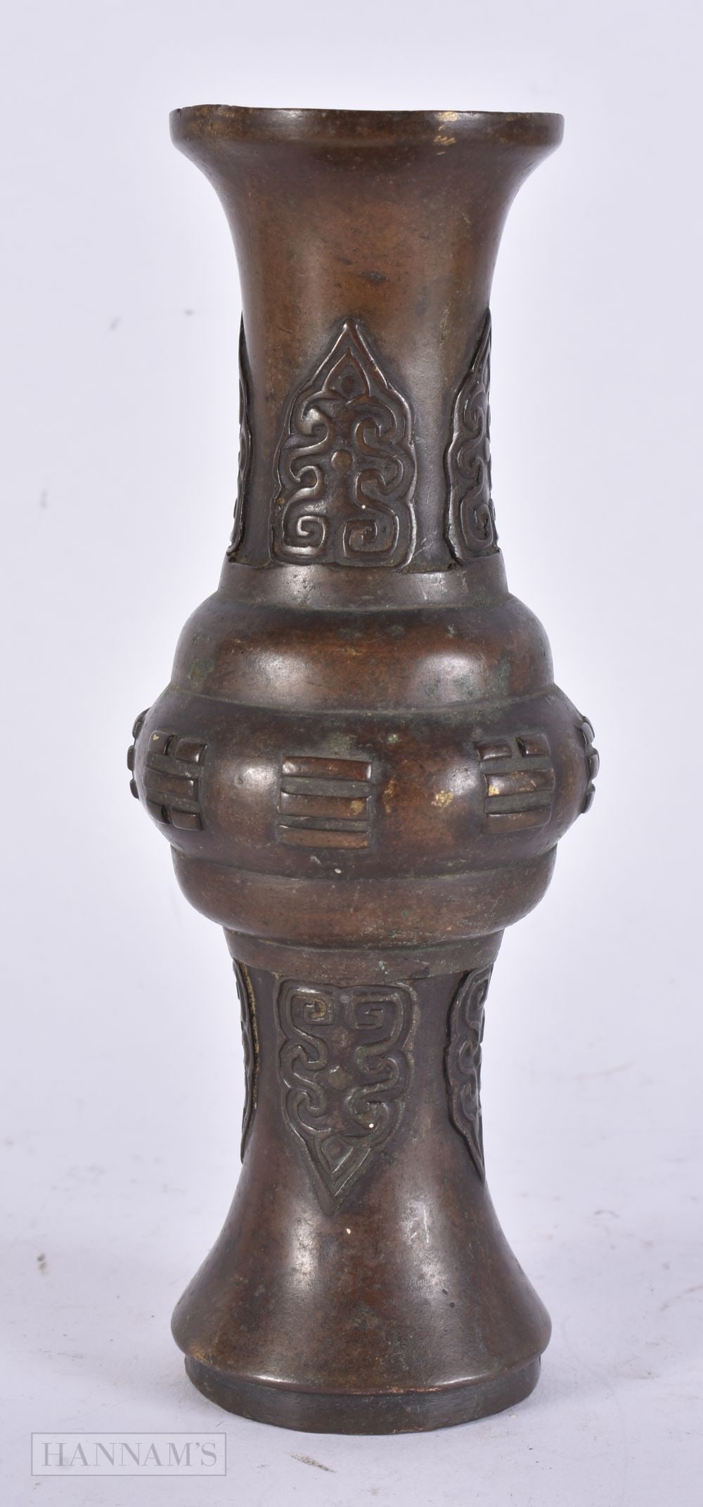 AN 18TH/19TH CENTURY CHINESE BRONZE GU FORM VASE Late Qianlong/Jiaqing. 19 cm high.: AN 18TH/19TH CENTURY CHINESE BRONZE GU FORM VASE Late Qianlong/Jiaqing. 19 cm high.