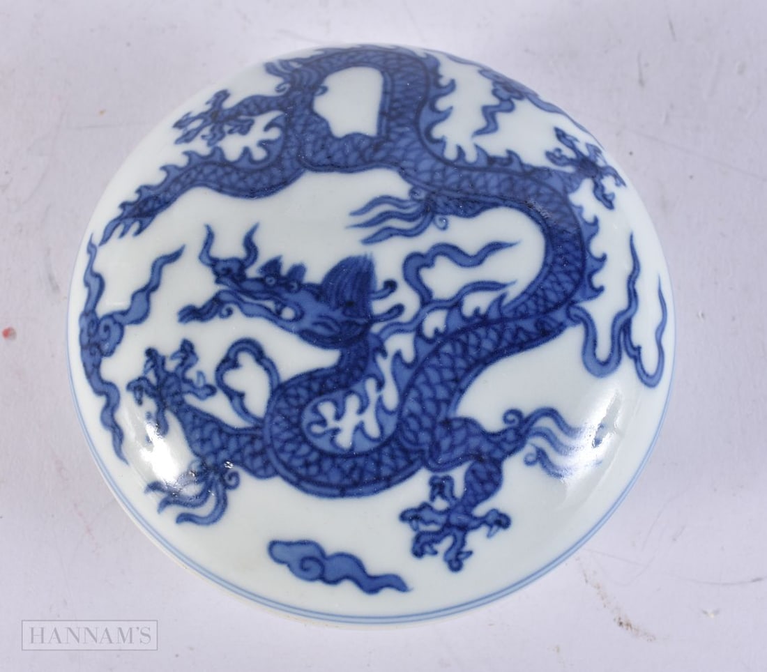 A CHINESE BLUE AND WHITE PORCELAIN DRAGON BOX AND COVER. 9.25 cm wide.: A CHINESE BLUE AND WHITE PORCELAIN DRAGON BOX AND COVER. 9.25 cm wide.