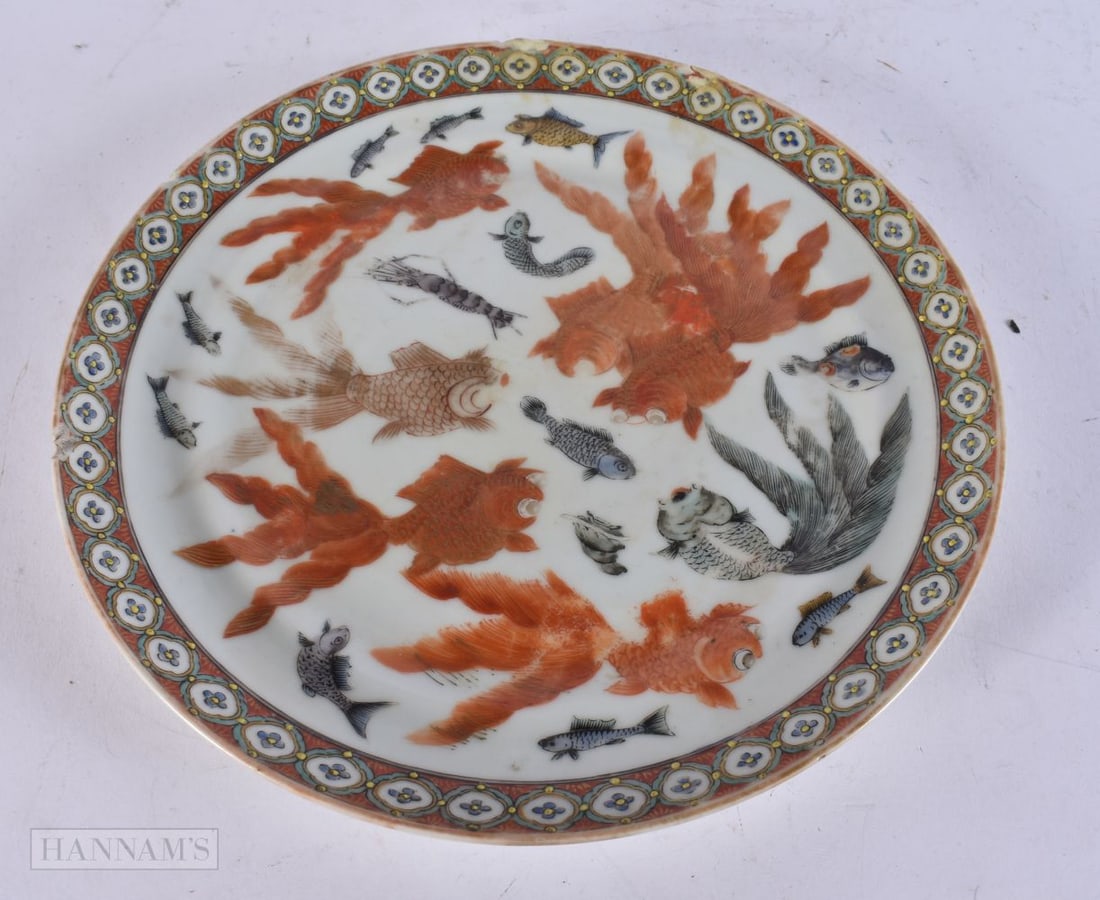 A 19TH CENTURY CHINESE EXPORT PORCELAIN GOLDFISH PLATE Late Qing. 21.5 cm wide.: A 19TH CENTURY CHINESE EXPORT PORCELAIN GOLDFISH PLATE Late Qing. 21.5 cm wide.