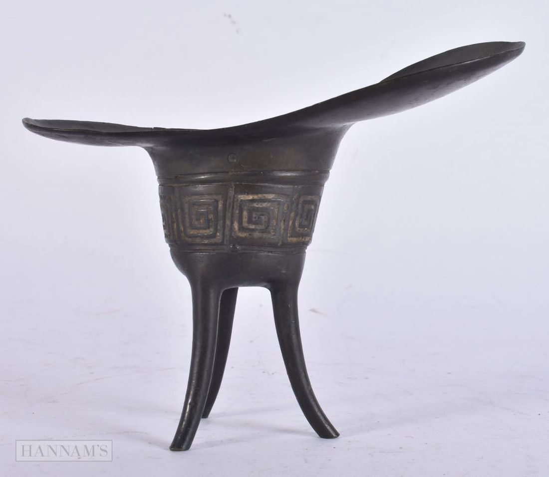 A CHINESE QING DYNASTY BRONZE JUE WINE VESSEL. 13.5 cm x 15 cm.: A CHINESE QING DYNASTY BRONZE JUE WINE VESSEL. 13.5 cm x 15 cm.