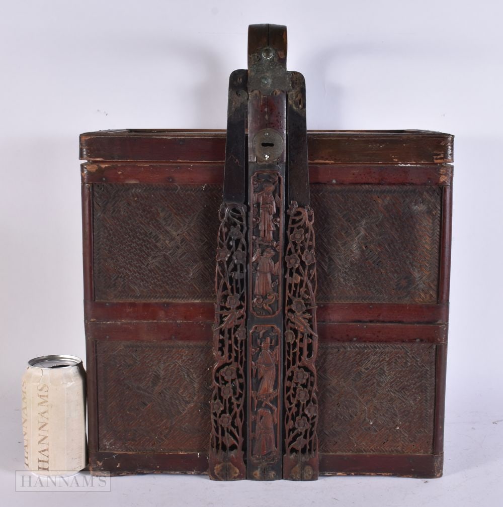 A LARGE 19TH CENTURY CHINESE CARVED BAMBOO AND BOXWOOD BASKET Qing. 44 cm x 34 cm x 22 cm.: A LARGE 19TH CENTURY CHINESE CARVED BAMBOO AND BOXWOOD BASKET Qing. 44 cm x 34 cm x 22 cm.