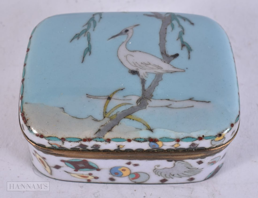 A LATE 19TH CENTURY JAPANESE MEIJI PERIOD CLOISONNE ENAMEL BOX AND COVER decorated with a bird. 7.25: A LATE 19TH CENTURY JAPANESE MEIJI PERIOD CLOISONNE ENAMEL BOX AND COVER decorated with a bird. 7.25 cm x 6.25 cm.