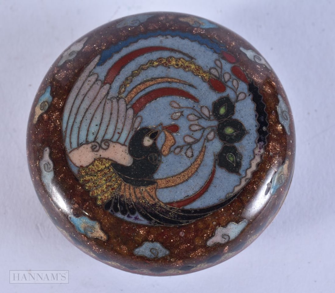 A LATE 19TH CENTURY JAPANESE MEIJI PERIOD CLOISONNE ENAMEL KOGO AND COVER decorated with a bird. 6.2: A LATE 19TH CENTURY JAPANESE MEIJI PERIOD CLOISONNE ENAMEL KOGO AND COVER decorated with a bird. 6.25 cm wide.
