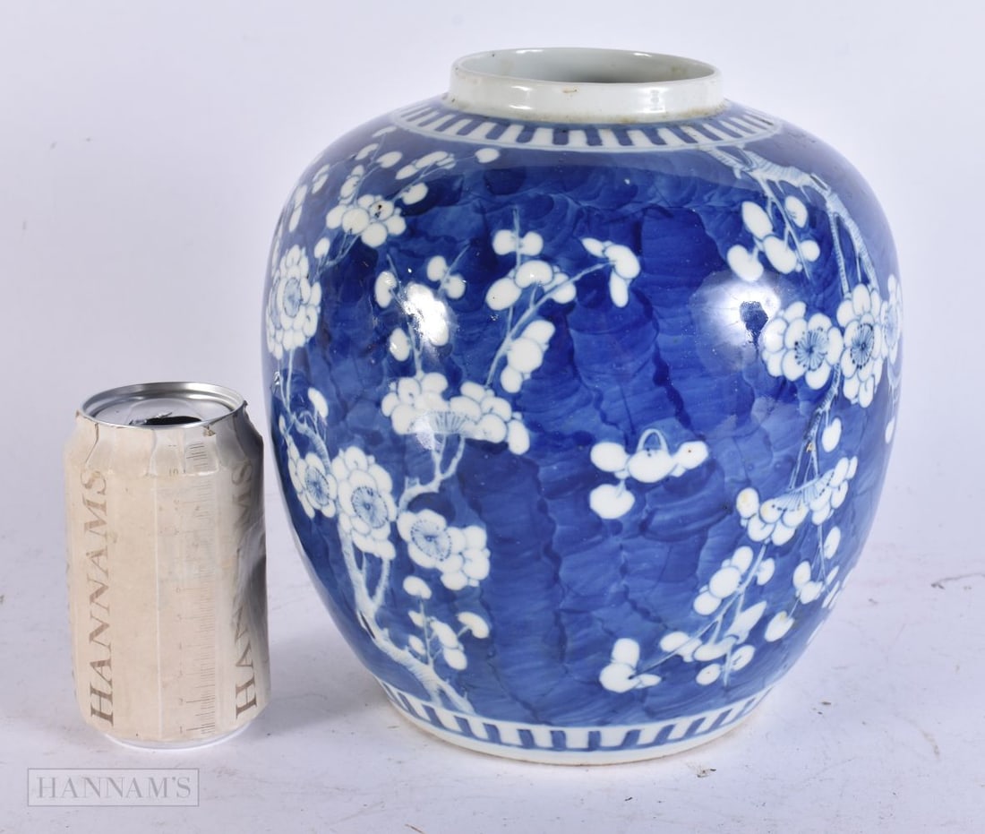 A LARGE 19TH CENTURY CHINESE BLUE AND WHITE PORCELAIN GINGER JAR bearing Kangxi marks to base. 23.5: A LARGE 19TH CENTURY CHINESE BLUE AND WHITE PORCELAIN GINGER JAR bearing Kangxi marks to base. 23.5 cm x 16 cm.