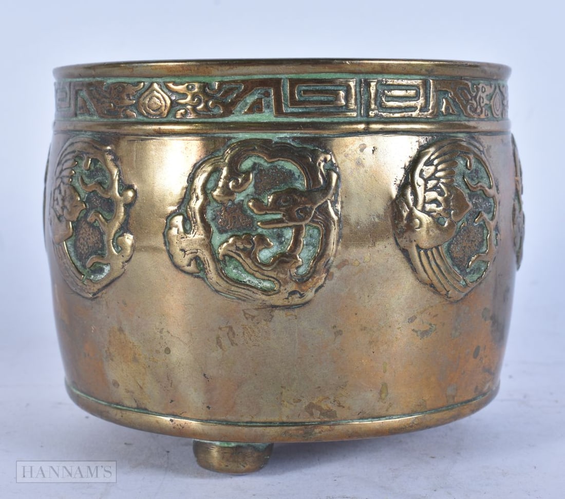 A 19TH CENTURY JAPANESE MEIJI PERIOD BRONZE CENSER decorated with stylised dragons and birds. 11 cm: A 19TH CENTURY JAPANESE MEIJI PERIOD BRONZE CENSER decorated with stylised dragons and birds. 11 cm x 9 cm.