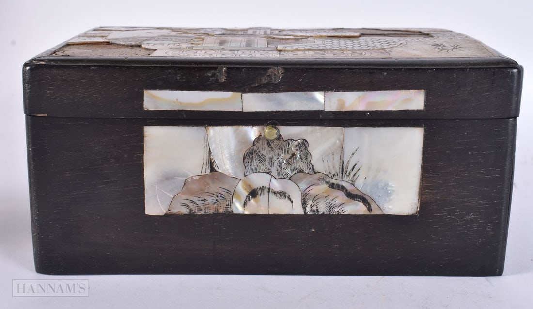 A 19TH CENTURY CHINESE HARDWOOD MOTHER OF PEARL INLAID BOX Late Qing. 18 cm x 12 cm.: A 19TH CENTURY CHINESE HARDWOOD MOTHER OF PEARL INLAID BOX Late Qing. 18 cm x 12 cm.
