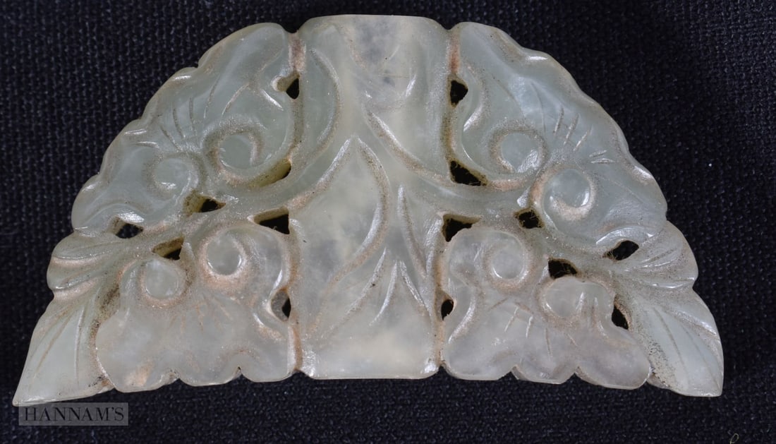 A LATE 19TH CENTURY CHINESE RETICULATED JADE PLAQUE/FINIAL. 5.5 cm x 3.5 cm.: A LATE 19TH CENTURY CHINESE RETICULATED JADE PLAQUE/FINIAL. 5.5 cm x 3.5 cm.