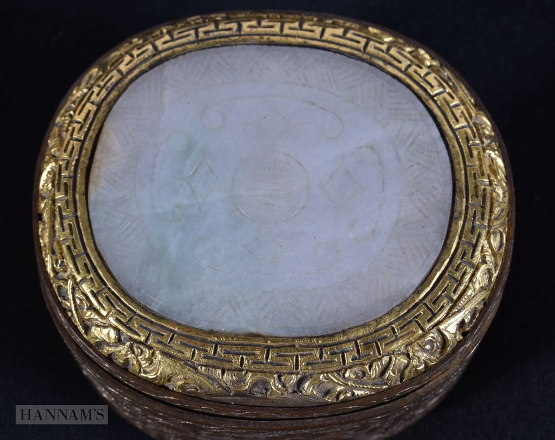 A CHINESE QING DYNASTY JADEITE AND BRONZE BOX. 6.5 cm x 6 cm.: A CHINESE QING DYNASTY JADEITE AND BRONZE BOX. 6.5 cm x 6 cm.