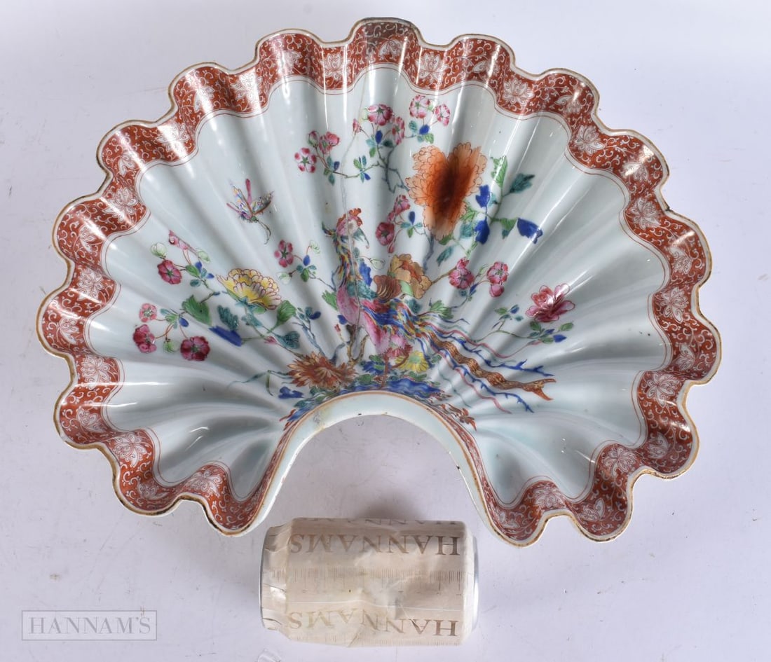 A VERY RARE EARLY 18TH CENTURY CHINESE FAMILLE ROSE PORCELAIN CLAM SHELL Yongzheng/Qianlong, of monu: A VERY RARE EARLY 18TH CENTURY CHINESE FAMILLE ROSE PORCELAIN CLAM SHELL Yongzheng/Qianlong, of monumental proportions. 38 cm x 32 cm.