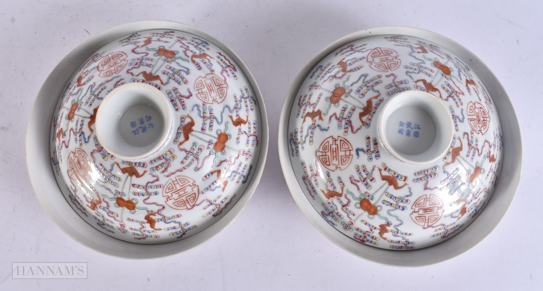 A PAIR OF CHINESE REPUBLICAN PERIOD PORCELAIN BOWLS AND COVERS. 18 cm wide.: A PAIR OF CHINESE REPUBLICAN PERIOD PORCELAIN BOWLS AND COVERS. 18 cm wide.