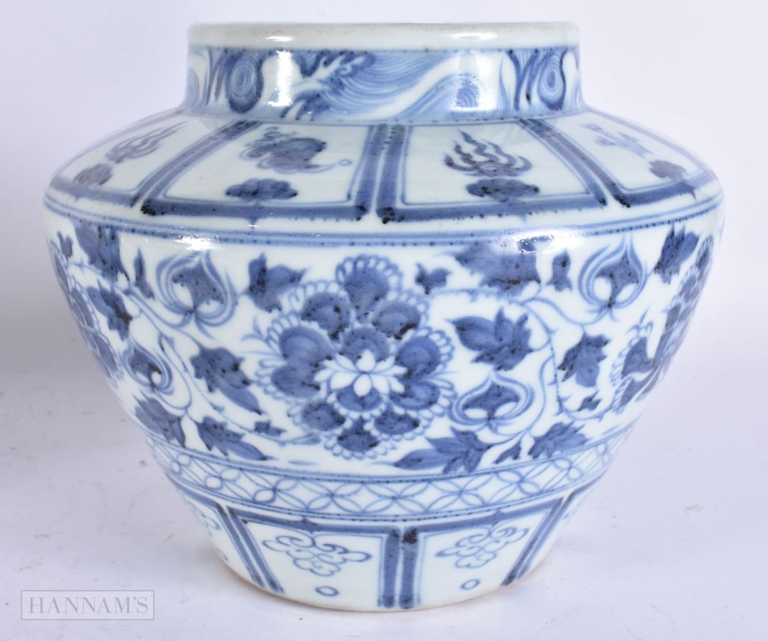 A CHINESE BLUE AND WHITE PORCELAIN JAR. 18 cm x 18 cm.: A CHINESE BLUE AND WHITE PORCELAIN JAR. 18 cm x 18 cm.
