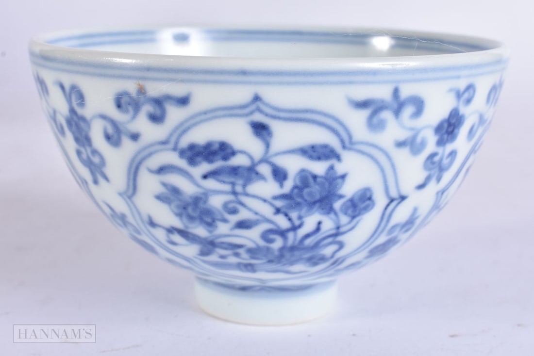 A CHINESE BLUE AND WHITE PORCELAIN TEABOWL. 9.5 cm wide.: A CHINESE BLUE AND WHITE PORCELAIN TEABOWL. 9.5 cm wide.