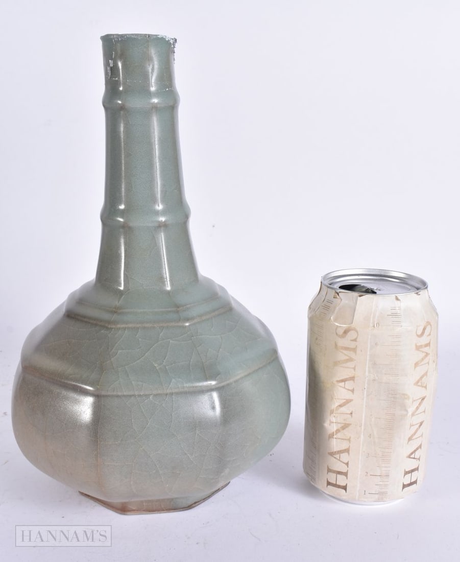 AN UNUSUAL CHINESE QING DYNASTY GUAN TYPE BOTTLE VASE. 25 cm high.: AN UNUSUAL CHINESE QING DYNASTY GUAN TYPE BOTTLE VASE. 25 cm high.