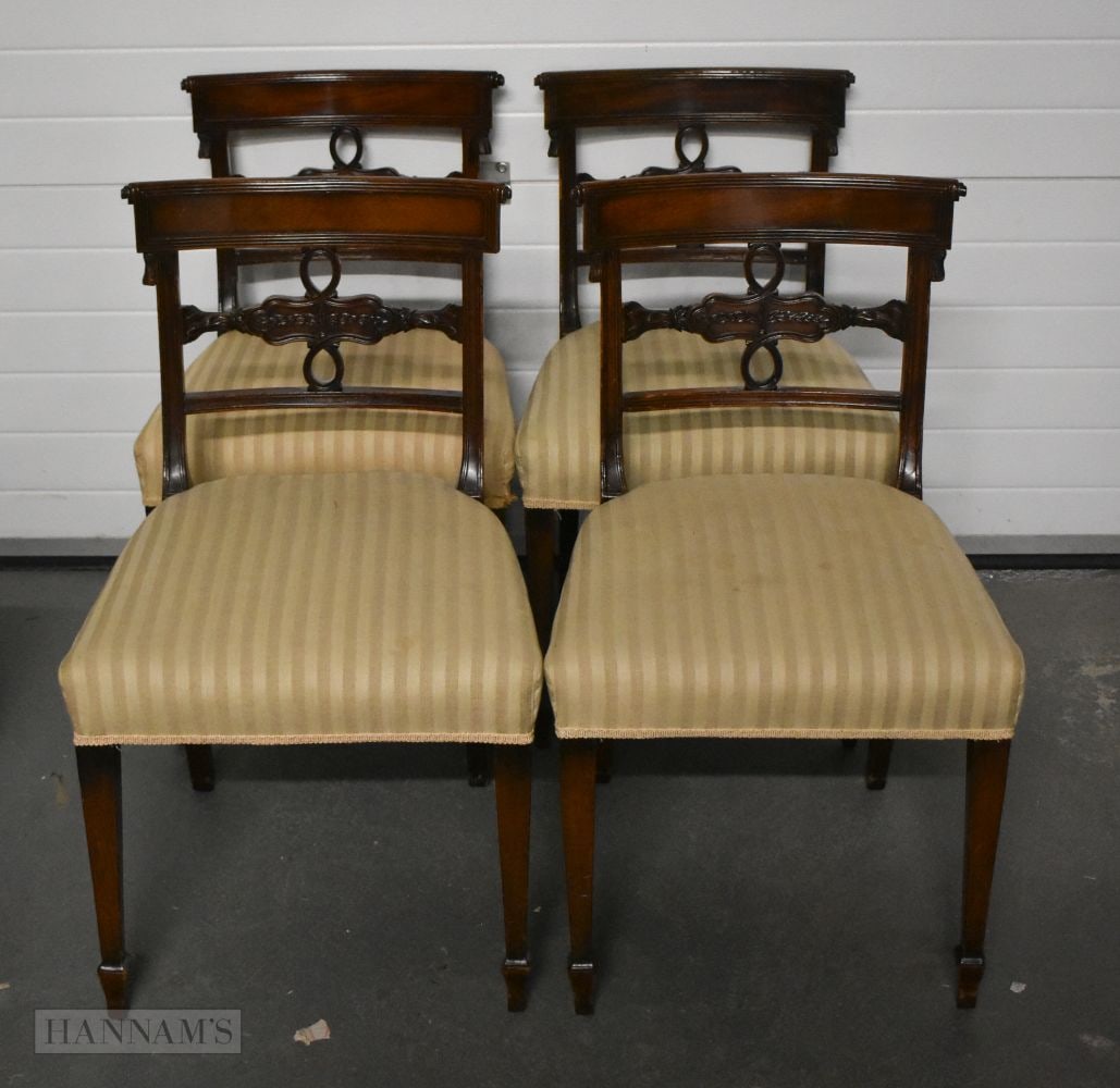 A SET OF FOUR ANTIQUE DINING CHAIRS. (4) (1 of 5)